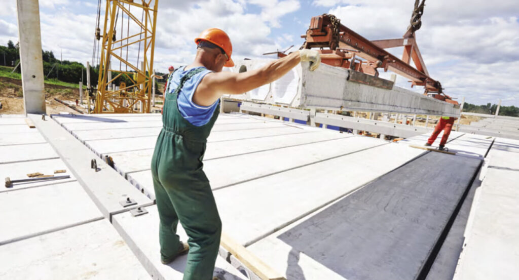 Montaż stropów betonowych na inwestycji budowlanej w Bydgoszczy