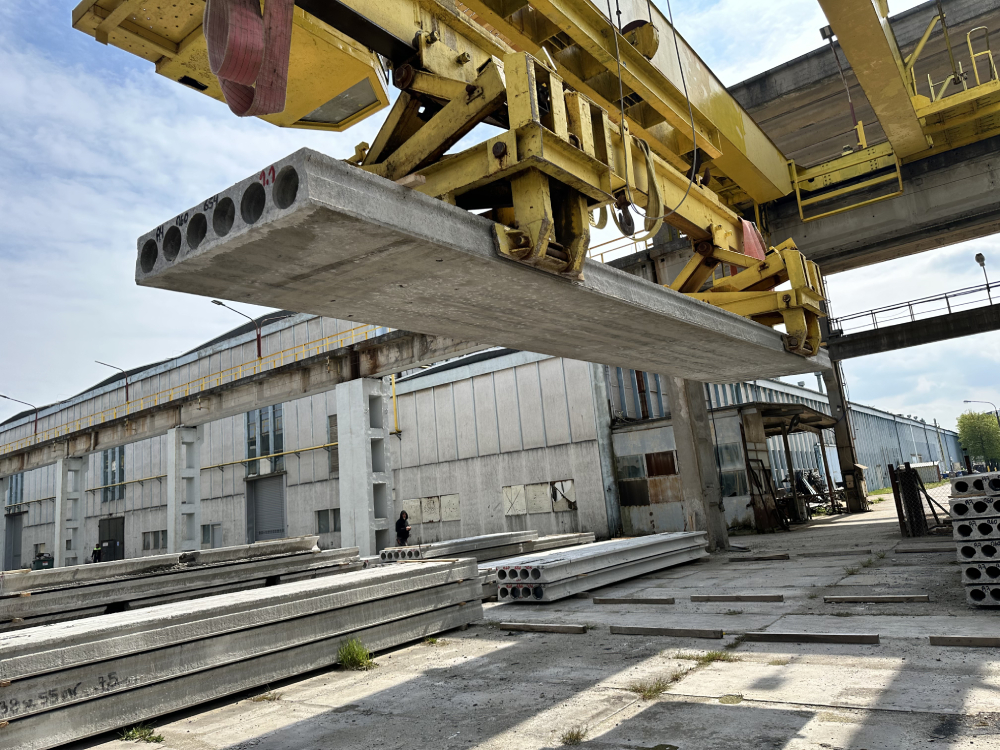 Magazyn i hala produkcyjna systemów stropowych – producent z Białych Błot