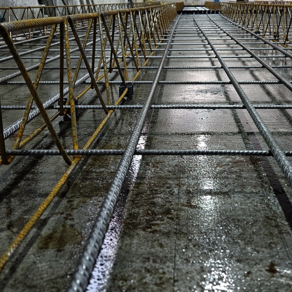 Precyzyjne ułożenie zbrojenia i kratownic w formie do prefabrykacji stropu Filigran